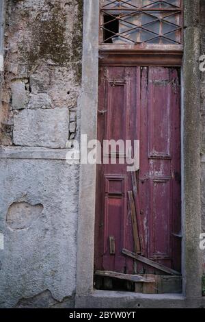 Frammento di facciata di una casa abbandonata nel centro storico di Porto, Portogallo. Foto Stock