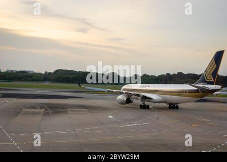 Singapore - Gennaio 2018: Singapore Airlines Aircraft sulla pista dell'Aeroporto Changi di Singapore. Foto Stock