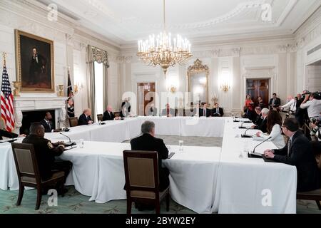 Il presidente degli Stati Uniti Donald Trump, a sinistra, ascolta le osservazioni durante una tavola rotonda con le forze dell'ordine nella Sala da pranzo dello Stato della Casa Bianca 8 giugno 2020 a Washington, D.C. durante l'evento, Trump ha sostenuto la polizia sulle proteste in corso per la materia Black Lives che hanno spazzato la nazione. Foto Stock