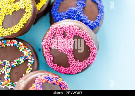 Oreos ricoperti di cioccolato Foto Stock