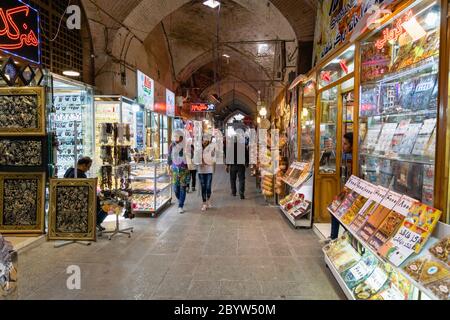 Isfahan, Iran - Giugno 2018: Isfahan Bazaar di Imam square a Isfahan, Iran. Bazaar di Isfahan è una popolare attrazione turistica. Foto Stock