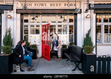 Ristorante rosso porta al quartiere della carne, Manhattan, New York. Foto Stock