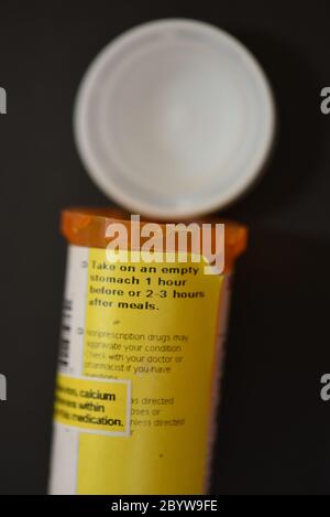 Un contenitore per medicinali da prescrizione con istruzioni laterali e il coperchio Foto Stock