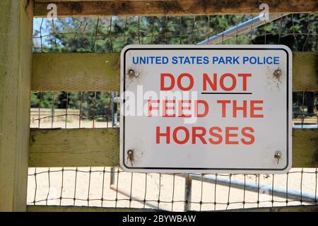 Non nutrite il cartello dei cavalli su una penna a cavallo utilizzata dalla polizia del Parco degli Stati Uniti nell'area ricreativa nazionale Golden Gate a San Francisco, California. Foto Stock