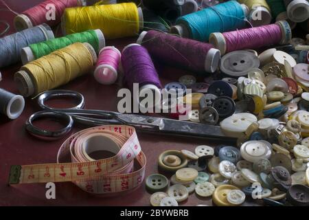 molti oggetti e strumenti tessili in un'officina Foto Stock