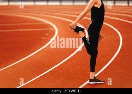 Giovane atleta pronto a correre nello stadio Foto Stock