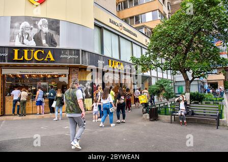 10 giugno 2020 - Bucarest, Romania. Persone in attesa di fila per entrare nella banca 'Banca Transilvania' e mantenere una distanza sociale, ma non weari Foto Stock