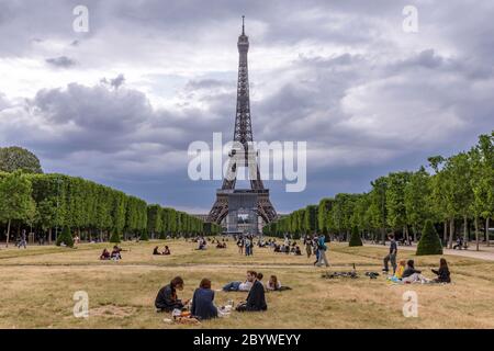 Parigi, Francia - 10 giugno 2020: I parigini tornano a rilassarsi sui prati degli Champs de Mars di fronte alla Torre Eiffel dopo il blocco dovuto alla covid-1 Foto Stock