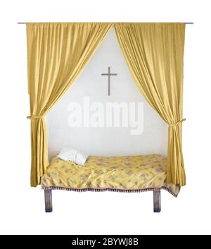 Solitaria suora di letto prelevata da un convento con giallo Foto Stock