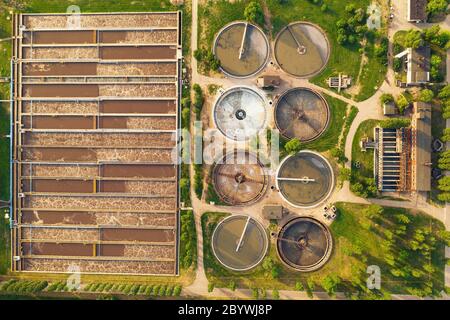 Moderno impianto di trattamento delle acque reflue. Serbatoi di purificazione dell'acqua, vista dall'alto. Foto Stock