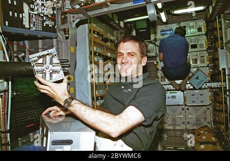 (12-22 gennaio 1997) --- Astronauta Peter J. K. (Jeff) Wisoff al biorack nel Double Module (DM) Spacehab controlla un esperimento botanico, a bordo dello Space Shuttle Atlantis, durante la missione di attracco di Atlantide e della Stazione spaziale Mir della Russia. Foto Stock