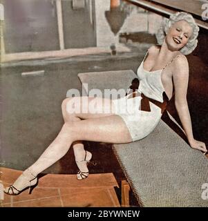 Attrice Jean Harlow in costume da bagno ca. 1934 Foto Stock