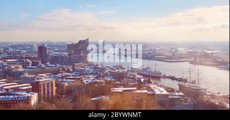 Vista panoramica panoramica dalle Dancing Towers su Amburgo sotto la neve in inverno con Speicherstadt, i magazzini del porto e il New Elbe Philharmonic Theatre, El Foto Stock