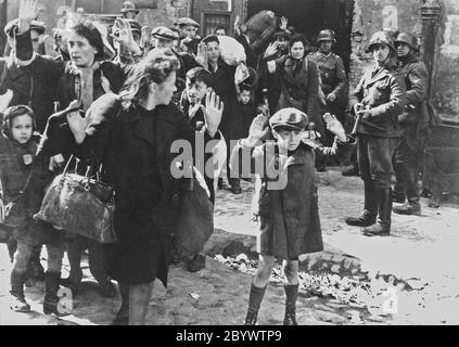 Ebrei polacchi catturati dai tedeschi durante la soppressione dell'rivolta del ghetto di Varsavia (Polonia) - Foto dal rapporto Jürgen Stroop a Heinrich Himmler dal maggio 1943. Foto Stock