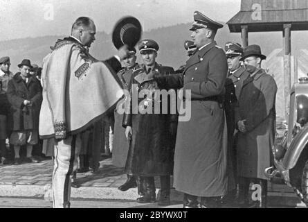 Il presidente del Comitato degli Alighlanders Wacław Krzeptowski (a sinistra) saluta il governatore Hans Frank dopo essere arrivato a Zakopane ca. 1939 Foto Stock