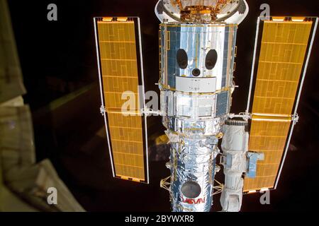 (13 febbraio 1997) --- una vista frontale-illuminata completa del telescopio spaziale Hubble catturato (HST) retrocessa contro uno sfondo di spazio scuro. Questa vista è stata ripresa con una fotocamera digitale (ESC). Foto Stock
