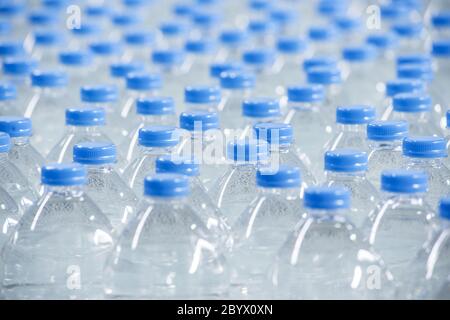 Bottiglie di plastica sul nastro trasportatore Foto Stock