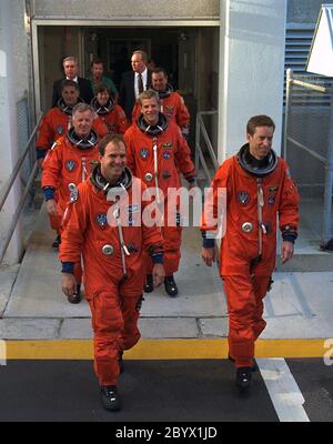 Il comandante della STS-86 James D. Wetherbee, in primo piano a destra, guida la strada mentre il prossimo equipaggio dello Space Shuttle fa una passeggiata pratica dal Operations and Checkout Building lungo il tragitto per il Launch Pad 39A. I sette membri dell'equipaggio sono a KSC per partecipare al Terminal Countdown Demonstration Test (TCDT), una prova di abbigliamento per il lancio. Il pilota Michael J. Bloomfield è in primo piano a sinistra. Direttamente dietro il pilota e comandante, da sinistra, sono gli specialisti della missione Jean-Loup J.M. Chretien dell'Agenzia spaziale Francese, CNES, e Scott E. Parazynski. Riavvicinando la parte posteriore, da sinistra, sono specialisti della missione Foto Stock