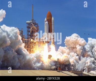 KENNEDY SPACE CENTER, Fla. -- lo Space Shuttle Columbia vola dal Launch Pad 39A alle 14:02 pm EDT 1 luglio per iniziare la missione STS-94 Microgravity Science Laboratory-1 (MSL-1) di 16 giorni. La finestra di lancio è stata aperta 47 minuti prima dell'orario previsto inizialmente alle 14:37 per migliorare l'opportunità di decollo prima che le docce estive della Florida raggiungano il centro spaziale. I membri dell'equipaggio sono il comandante della missione James D. Halsell Jr.; il pilota Susan L. STILL; il comandante del carico di lavoro Janice Voss; gli specialisti della missione Michael L.Gernhardt e Donald A. Thomas; e gli specialisti del carico di lavoro Roger K. Cr Foto Stock