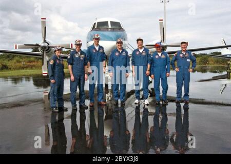 I membri dell'equipaggio della STS-86 posano per un'ultima fotografia alla Skid Strip sulla Cape Canaveral Air Station prima di tornare alla loro base di partenza al Johnson Space Center di Houston, Texas. Da sinistra, sono lo specialista della missione Wendy B. Lawrence, lo specialista della missione e il recente membro dell'equipaggio di Mir 24 C. Michael Foale, il comandante James D. Wetherbee, il pilota Michael J. Bloomfield, e gli specialisti della missione Scott E. Parazynski, Vladimir Georgievich Titov dell'Agenzia spaziale Russa e Jean-Loup J.M. Chretien dell'Agenzia spaziale francese, CNES. Fale, che era sulla stazione spaziale russa Mir da metà maggio, è tornato Foto Stock