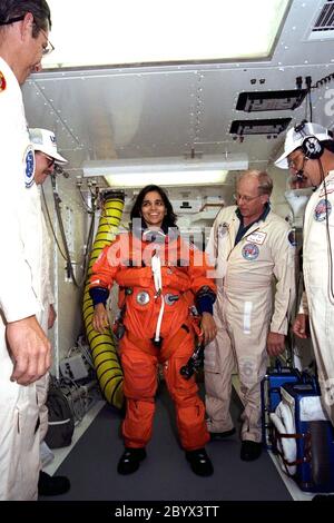 STS-87 Mission Specialist Kalpana Chawla, pH.D., è assistita con il suo lancio arancione e l'ingresso di spacesuit da parte dei tecnici della NASA Suit al Launch Pad 39B durante le attività di Terminal Countdown Demonstration Test (TCDT). L'equipaggio della missione STS-87 è previsto per il lancio 19 novembre a bordo dello Space Shuttle Columbia. Il TCDT si tiene presso il KSC prima di ogni volo dello Space Shuttle, fornendo all'equipaggio di ogni missione l'opportunità di partecipare ad attività simulate di conto alla rovescia. Il TCDT termina con un conteggio alla rovescia del lancio che culmina in un arresto principale del motore simulato. L'equipaggio passa anche tempo in fase di emerg Foto Stock