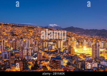 Vista panoramica di la Paz che mostra il paesaggio urbano e la montagna Illimani di notte a la Paz, Bolivia, Sud America. Foto Stock