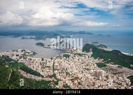Rio de Janeiro, Brasile, vista aerea del paesaggio urbano di Rio e punto di riferimento naturale del Pan di zucchero in una giornata di sole. Foto Stock