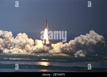 KENNEDY SPACE CENTER, Fla. -- lo Space Shuttle Columbia vola dal Launch Pad 39A alle 14:02 pm EDT 1 luglio per iniziare la missione STS-94 Microgravity Science Laboratory-1 (MSL-1) di 16 giorni. La finestra di lancio è stata aperta 47 minuti prima dell'orario previsto inizialmente alle 14:37 per migliorare l'opportunità di decollo prima che le docce estive della Florida raggiungano il centro spaziale. I membri dell'equipaggio sono il comandante della missione James D. Halsell Jr.; il pilota Susan L. STILL; il comandante del carico di lavoro Janice Voss; gli specialisti della missione Michael L.Gernhardt e Donald A. Thomas; e gli specialisti del carico di lavoro Roger K. Cr Foto Stock