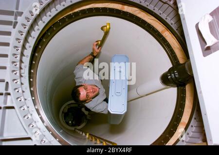 (12 gennaio 1997) --- Astronauta Peter J. K. (Jeff) Wisoff, specialista della missione, trasporta un cassetto di stivaggio dal ponte centrale della cabina dell'equipaggio dello Space Shuttle Atlantis attraverso un tunnel connettivo nel modulo doppio Spacehab (DM). In pochi giorni, Wisoff e i suoi cinque compagni di equipaggio sono programmati per attraccare presso la stazione spaziale russa Mir e raccogliere John E. Blaha, astronauta della NASA che è stato un ricercatore ospite cosmonauta da settembre 1996. L'astronauta Jerry M. Lintenger sostituirà Blaha a bordo di Mir e il trasferimento segnerà il secondo scambio diretto di ricercatori ospiti cosmonauti, tuttavia Foto Stock