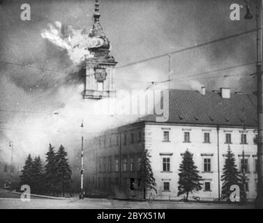 Il Castello reale di Varsavia che brucia dopo il fuoco di molluschella tedesco ca. 17 settembre 1939 Foto Stock