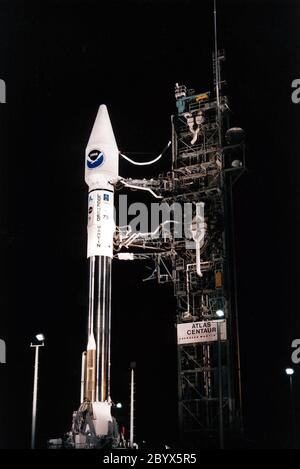 Il satellite meteo GOES-K si solleva dal Launch Pad 36B presso la stazione aerea di Cape Canaveral su un razzo Atlas 1 (AC-79) all'1:49 del mattino EDT aprile 25. IL GO-K è il terzo veicolo spaziale ad essere lanciato nella nuova serie avanzata di satelliti geostazionari per la National Oceanic and Atmospheric Administration (NOAA). IL GO-K è stato realizzato per la NASA e il NOAA da Space Systems/LORAL di Palo Alto, California. Il satellite meteo avanzato è stato costruito e lanciato per la NOAA sotto la guida tecnica e la gestione dei progetti dal Goddard Space Flight Center della NASA. Una volta in orbita geosincrona a 22,240 m. Foto Stock