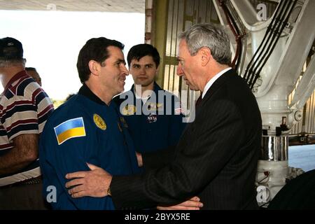 STS-87 Payload Specialist Leonid Kadenyuk della National Space Agency of Ukraine (NSAU), a sinistra, parla con l'amministratore della NASA Daniel Goldin poco dopo l'atterraggio della Columbia al Kennedy Space Center. Si sta guardando avanti è il back-up Payload Specialist Yaroslav Pustovyi, anche di NSAU. STS-87 ha concluso la sua missione con un cambio principale alle 7:20:04 del mattino EST del 5 dicembre, presso la pista 33 dello Shuttle Landing Facility di KSC, chiudendo la missione di 15 giorni, 16 ore e 34 minuti di 6.5 milioni di miglia. A bordo dell'orbiter c'erano anche il comandante Kevin Kregel, il pilota Steven Lindsey e gli specialisti della missione Win Foto Stock