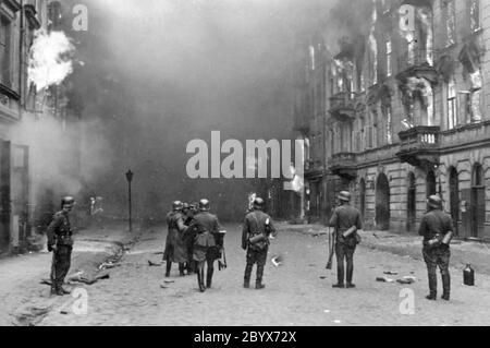 Stroop Report - Warsaw Ghetto Uprising - soldati nazisti che bruciano le proprietà nel ghetto di Varsavia ca. 1943 Foto Stock