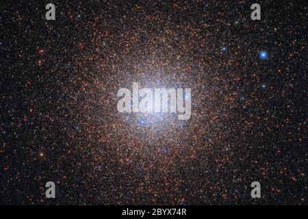10 giugno 2020. Quasi come i fiocchi di neve, le stelle del gruppo globulare NGC 6441 brillano pacificamente nel cielo notturno, a circa 13,000 anni luce dal centro galattico della Via Lattea. Come i fiocchi di neve, il numero esatto di stelle in un tale gruppo è difficile da discernere. Si stima che insieme le stelle pesino 1.6 milioni di volte la massa del Sole, rendendo NGC 6441 uno dei più massicci e luminosi raggruppamenti globulari della Via Lattea. NGC 6441 ospita quattro pulsar che completano ciascuna una singola rotazione in pochi millisecondi. Credit: UPI/Alamy Live News Foto Stock