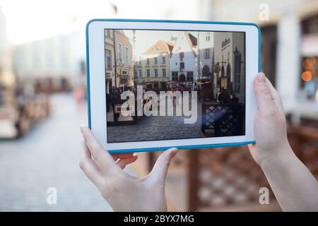 Fare foto o video con tampone di old street a Tallinn in Estonia Foto Stock