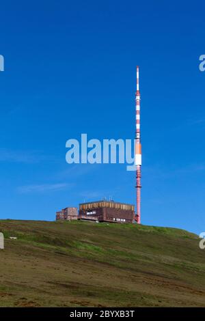 Un grande trasmettitore sulla parte superiore di Kráľova hoľa [mount], Slovacchia nel 2016. Foto Stock