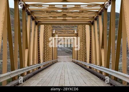 Primo piano del ponte dell'autostrada 848 che attraversa il fiume Red Deer a ovest di Dorothy. A sud-est di Drumheller, Alberta, Canada in primavera. Foto Stock