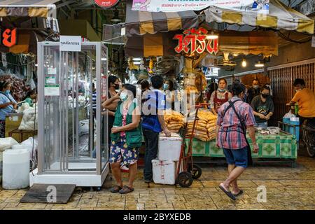 Bangkok, Thailandia. 4 Giugno 2020. Una camera di spruzzatura disinfettante vuota all'ingresso del mercato dei fiori di Pak Klong Talad, durante la crisi del coronavirus. Credit: Watcharawit Phudork/SOPA Images/ZUMA Wire/Alamy Live News Foto Stock