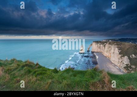 Cielo tempestoso sulle scogliere in Francia Foto Stock