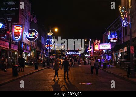 Memphis, TN, Stati Uniti d'America - 24 Settembre 2019: la famosa Beale Street, con le sue molte luci al neon è stata dichiarata la casa dei Blues di un atto del Congresso in Foto Stock