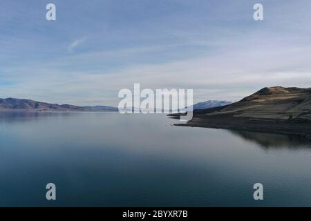 Vista aerea del lago Pyamid vicino Reno, Nevada, nel tranquillo pomeriggio invernale. Foto Stock