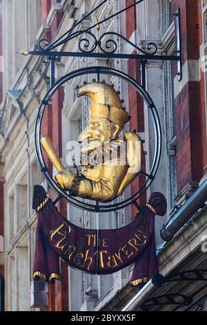 Inghilterra, Londra, City of London, Fleet Street, The Punch Tavern Pub Sign Foto Stock