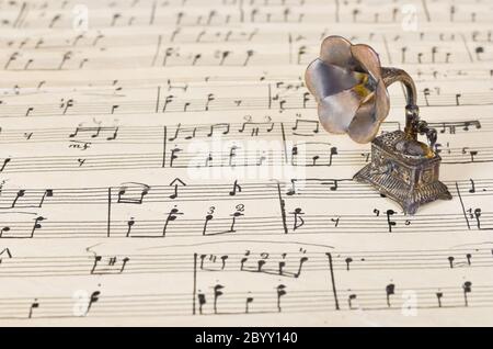 Grammofono sul vecchio foglio di musica Foto Stock