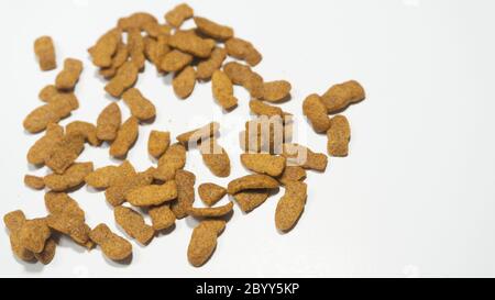 Alimenti secchi Cat in modo isolato, moderni alimenti per gatti con più nutrizione e vitamine Foto Stock