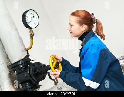 ingegnere del riscaldamento in locale caldaia Foto Stock