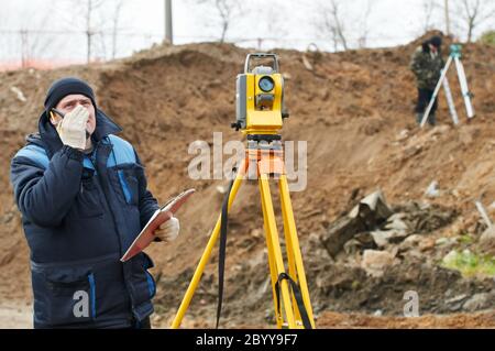 surveyor lavora con il teodolite tacheometro Foto Stock