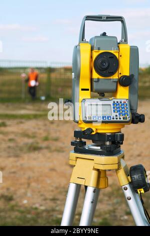 Teodolite Surveyor su treppiede Foto Stock