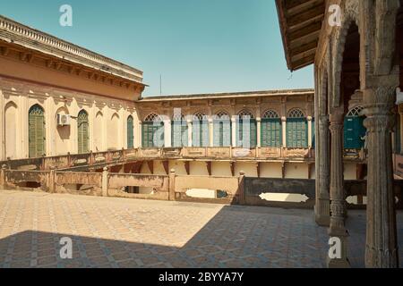 Il bellissimo Forte Ramnagar sulla riva orientale del Ganga fu costruito come fortificazione di Varanasi nel 1750 Foto Stock