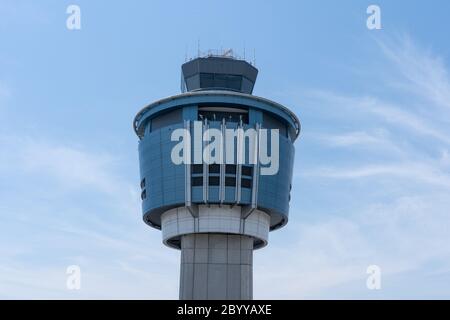 Torre di controllo del traffico aereo presso l'aeroporto LaGuardia, New York. Foto Stock