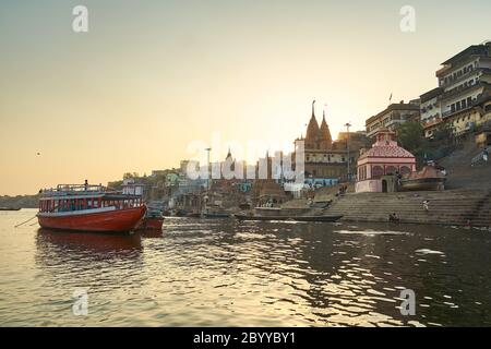 Una nave da crociera sul fiume si trova ancorata nei Ghati di Benaras, una città dove la gente viene per realizzare la salvezza. Foto Stock